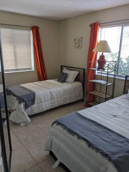 Apartment Sea Breeze- 2 Bedroom Apartment- Centrally Located West Palm Beach