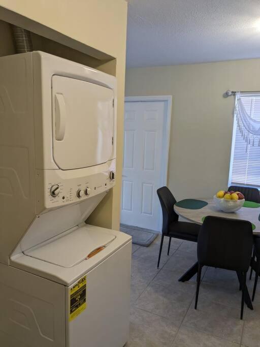 Apartment Sea Breeze- 2 Bedroom Apartment- Centrally Located West Palm Beach